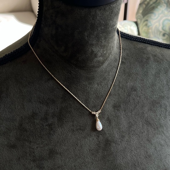 Vintage Christian Dior Rhinestone V Teardrop Pearl Dangle Thin Gold Necklace - Picture 3 of 8